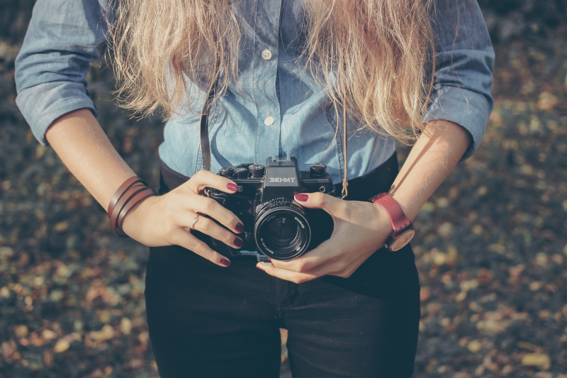 photographe-LA TRINITE-min_hand-person-girl-woman-camera-photography-614-pxhere.com